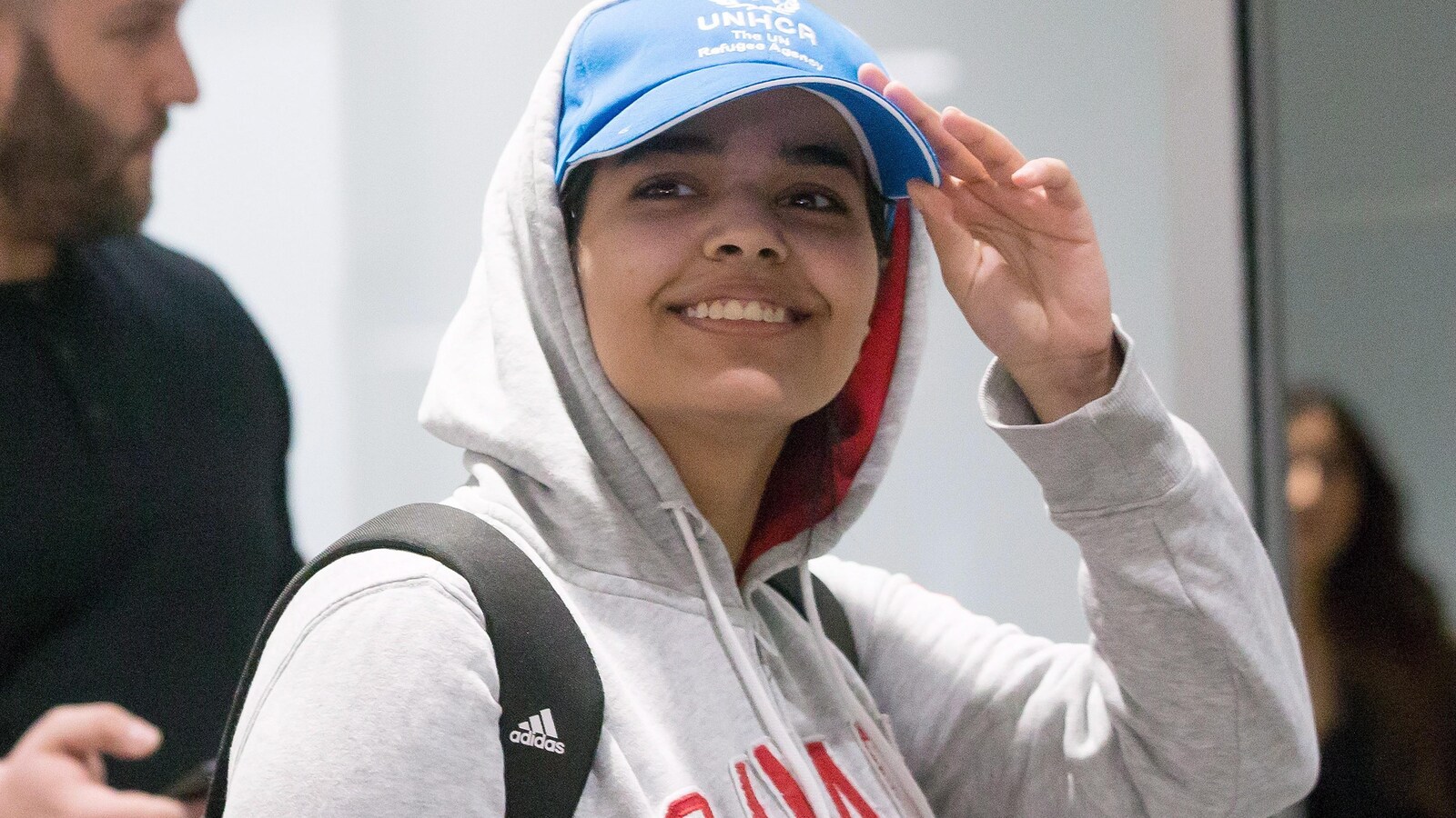 Rahaf Mohammed Al-Qunun sourit aux journalistes.