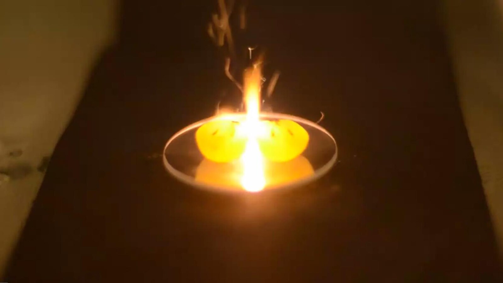 On voit des flammes entre deux morceaux de raisin.