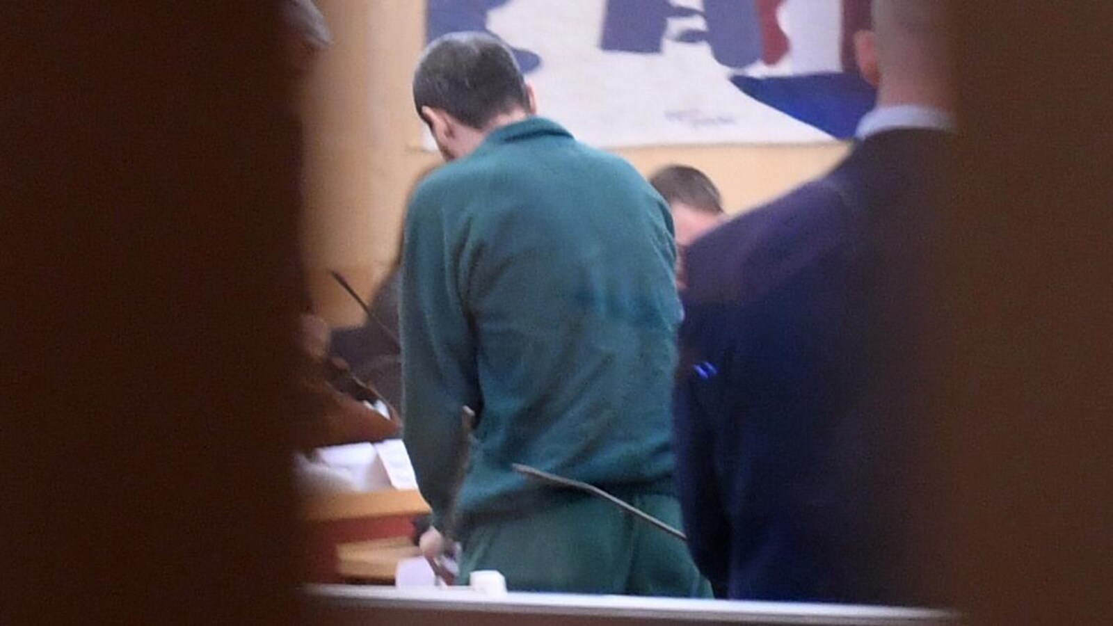 Rakhmat Akilov, vu de dos, dans un tribunal.