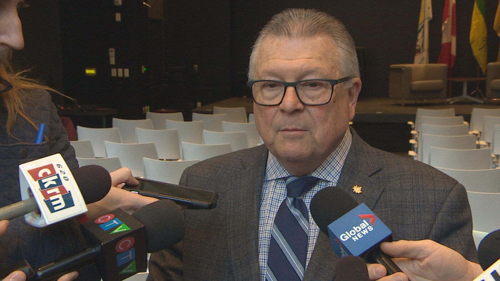 Ralph Goodale devant les micros des journalistes.
