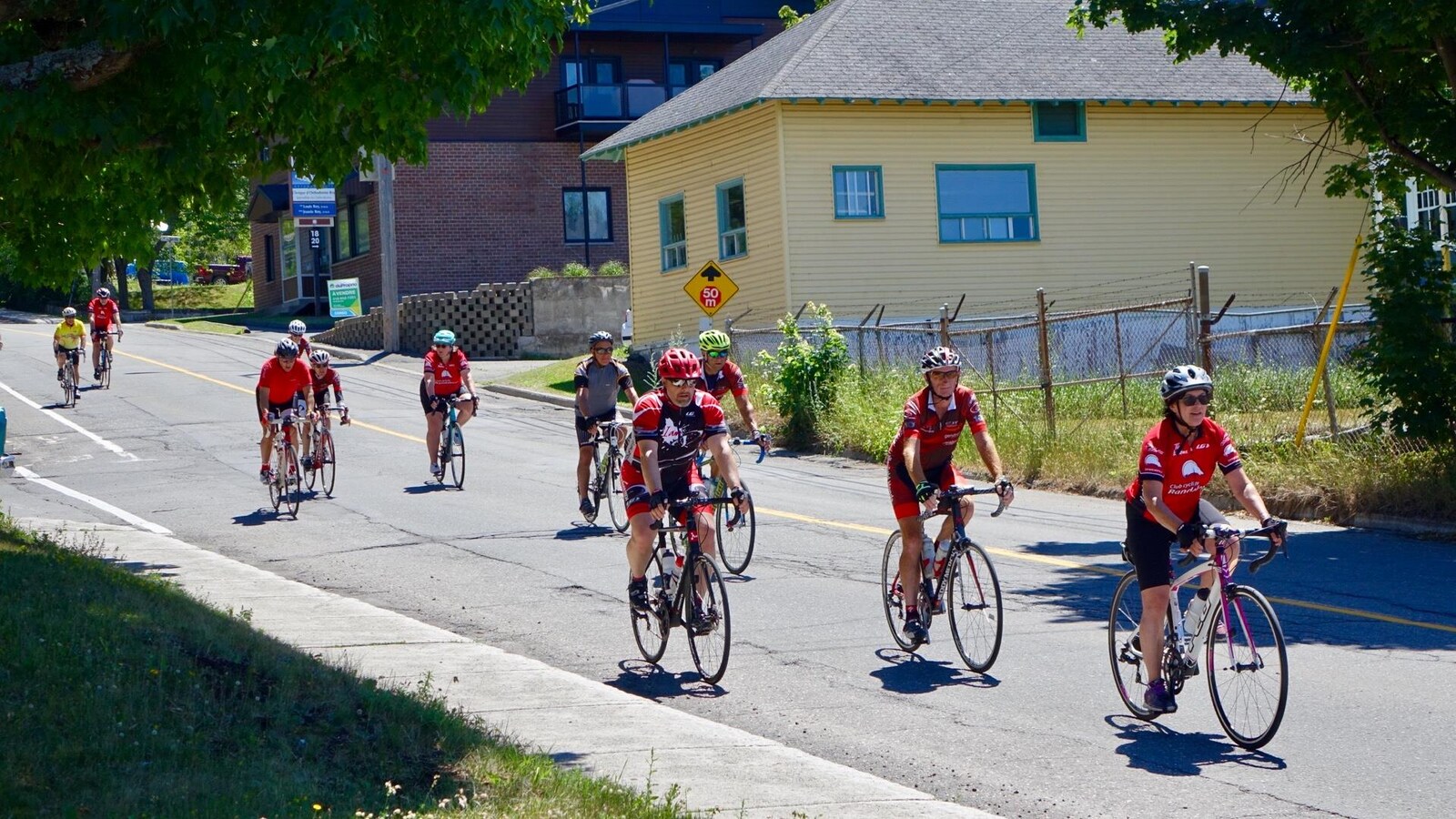 Des cyclistes dans les rues de Rivière-du-Loup.