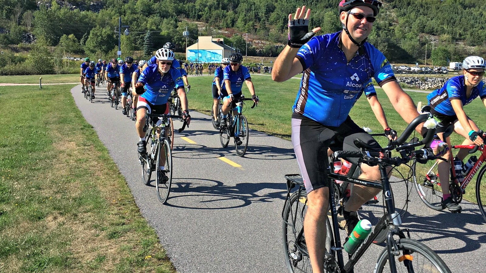 L'arrivée des cyclistes à Baie-Comeau après trois jours de randonnée à vélo