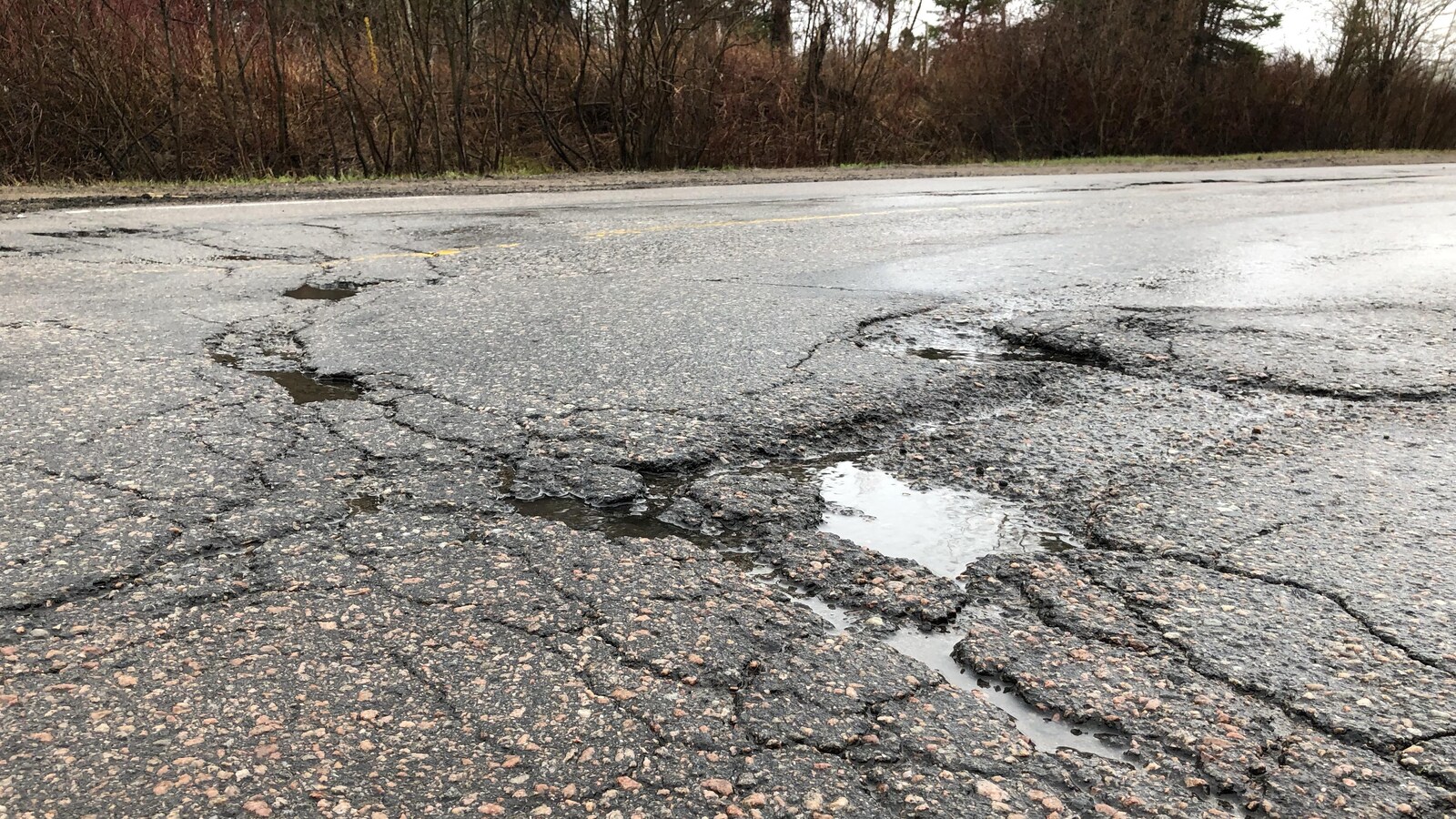 Gros plan sur un trou dans la chaussée du rang Saint-Martin