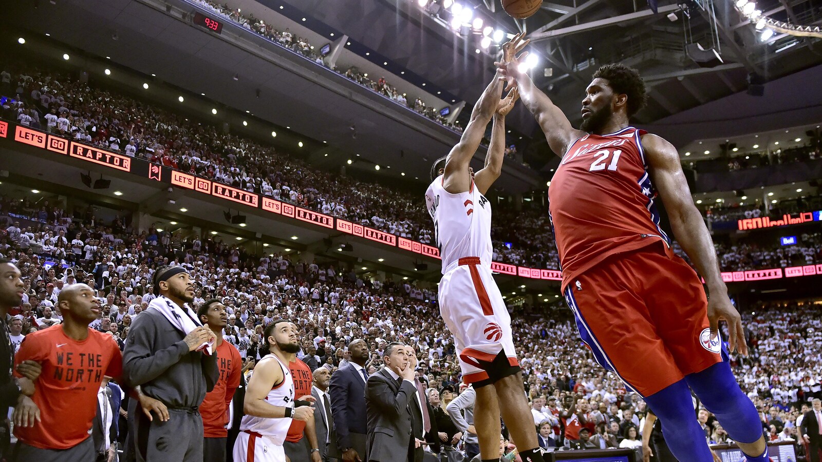 Les partisans des Raptors regardent le lancer gagnant de Kawhi Leonard à la dernière seconde contre les 76ers de Philadelphie lors du 7e match dimanche dernier.
