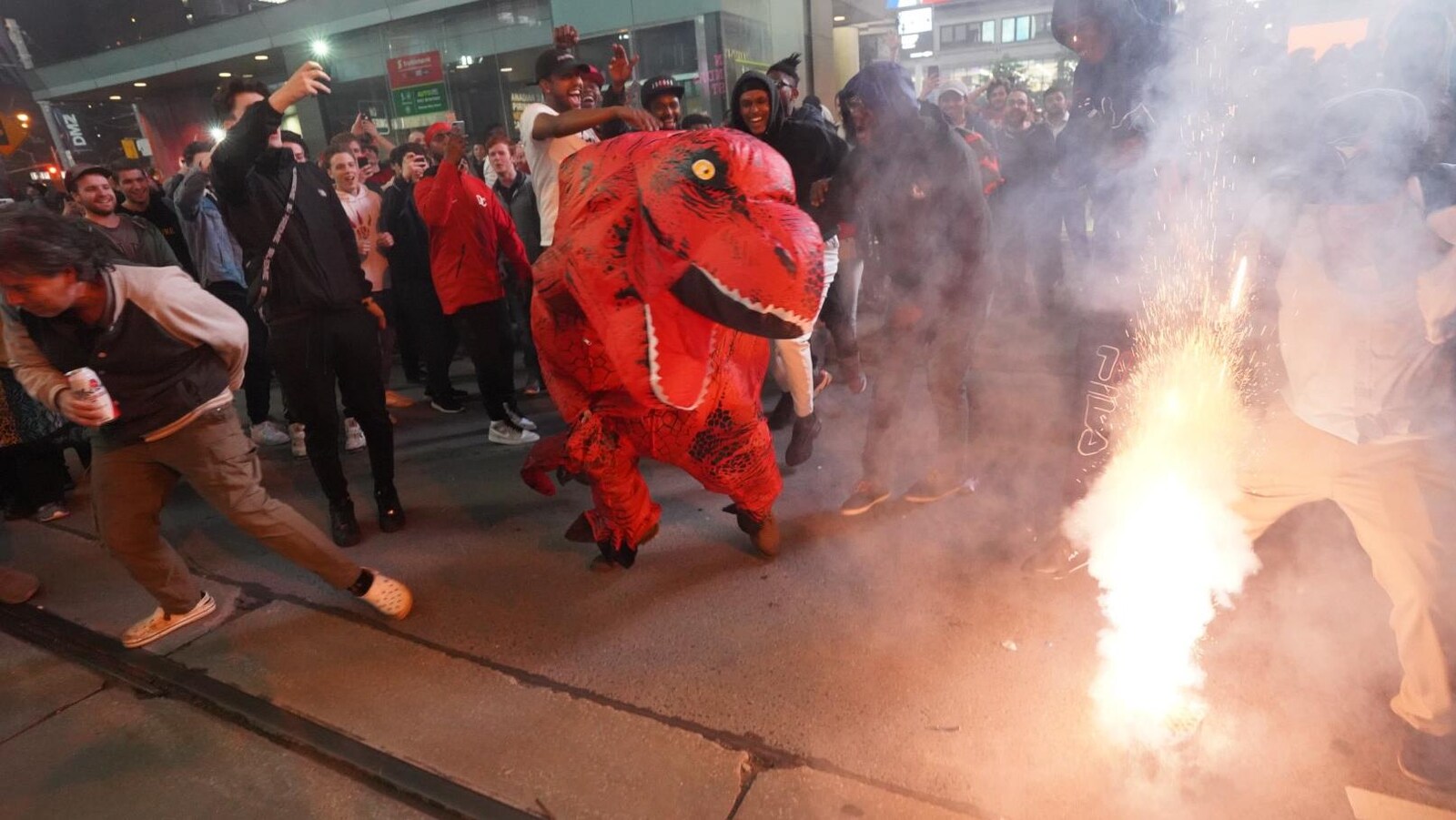 Des pétards explosent dans les rues de Toronto.