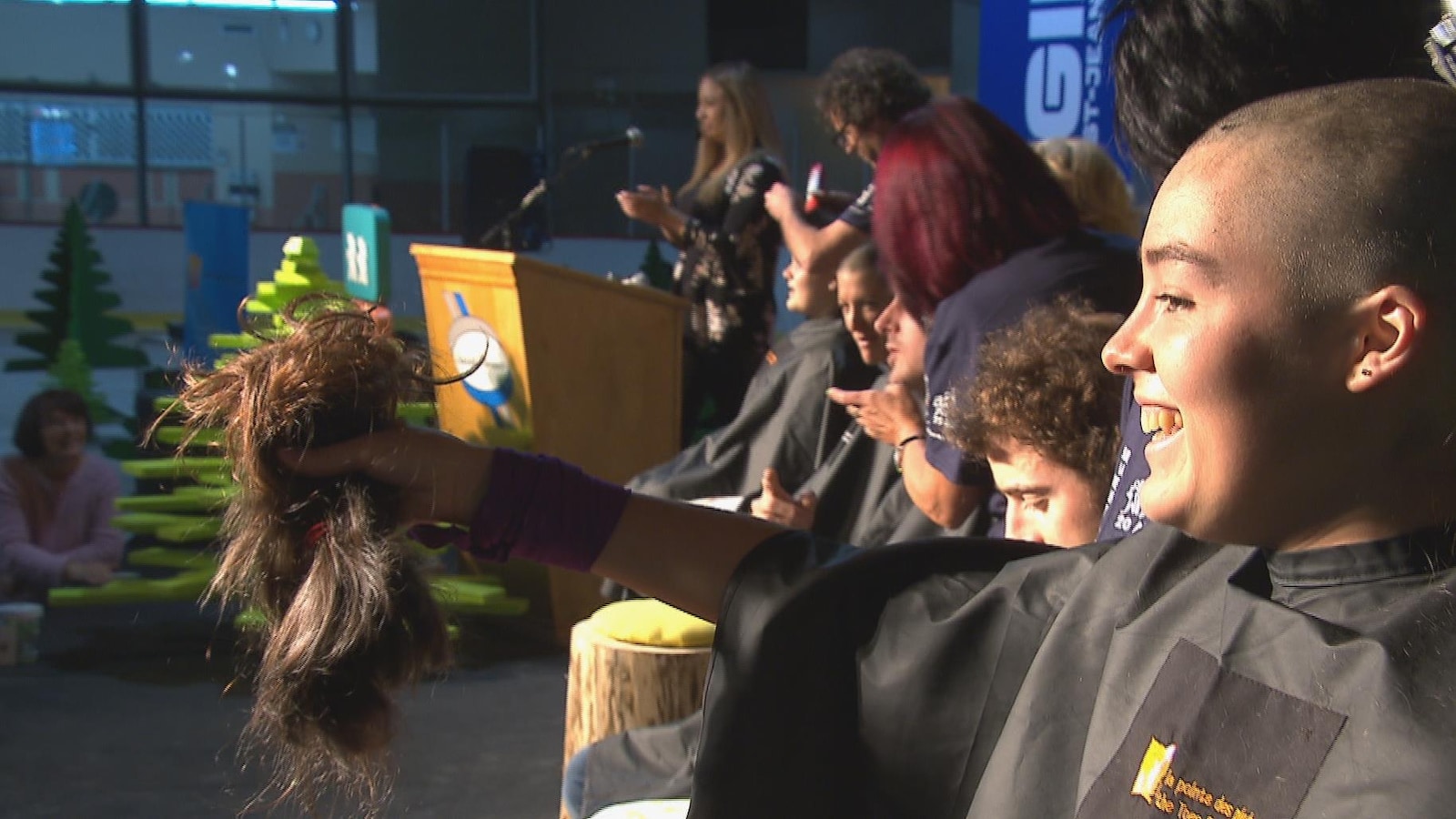 Une participante du Rase-O-Thon Marie-Hélène Côté montre les cheveux qu'elle a fait couper.