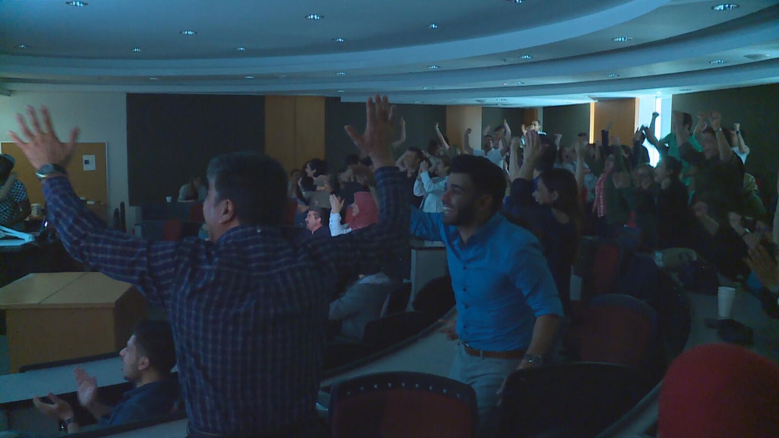 Quelques dizaines de partisans crient de joie lors du match opposant l'Iran au Maroc.
