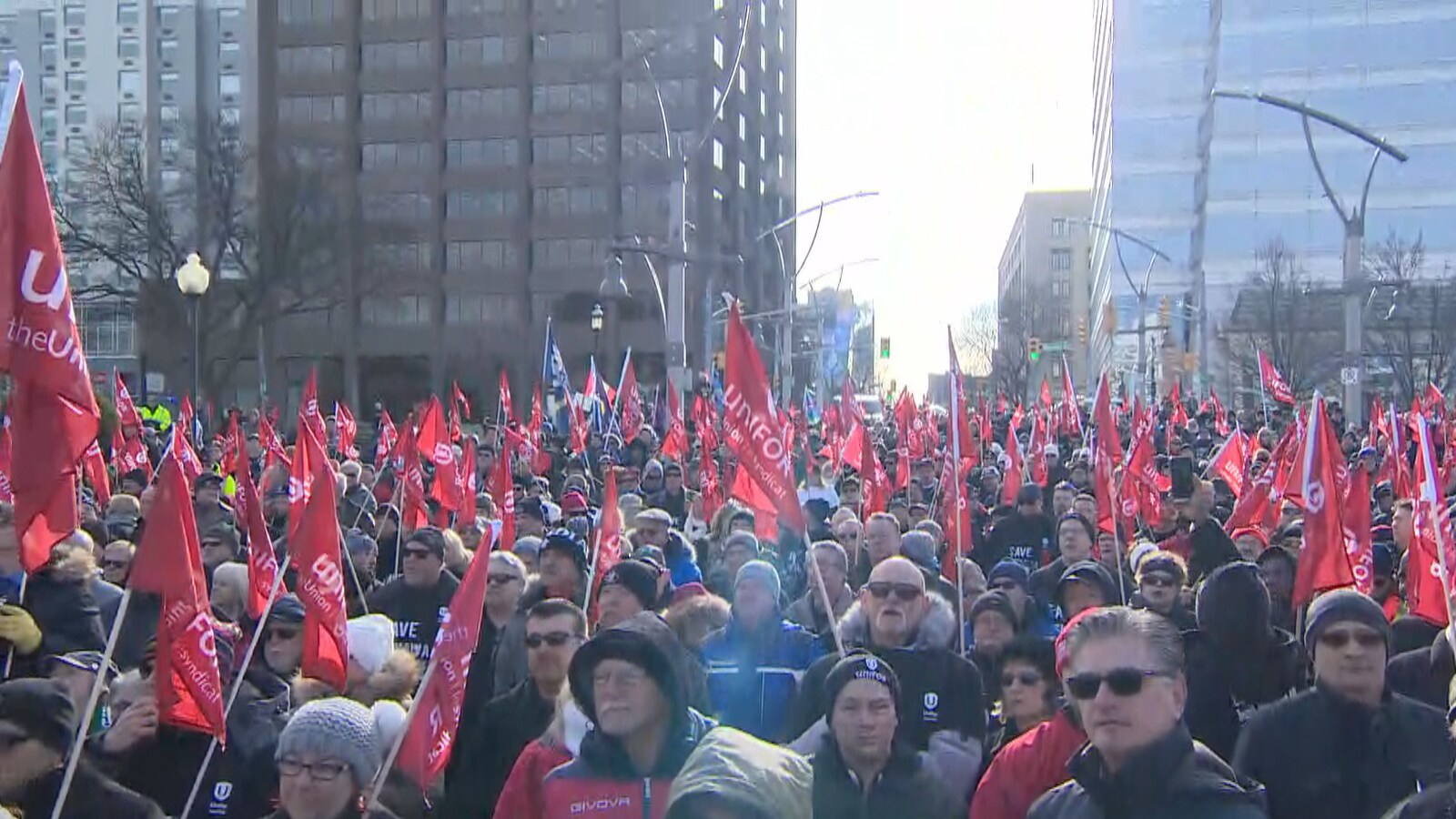 Des centaines de travailleurs du syndicat Unifor rassemblés à Windsor.