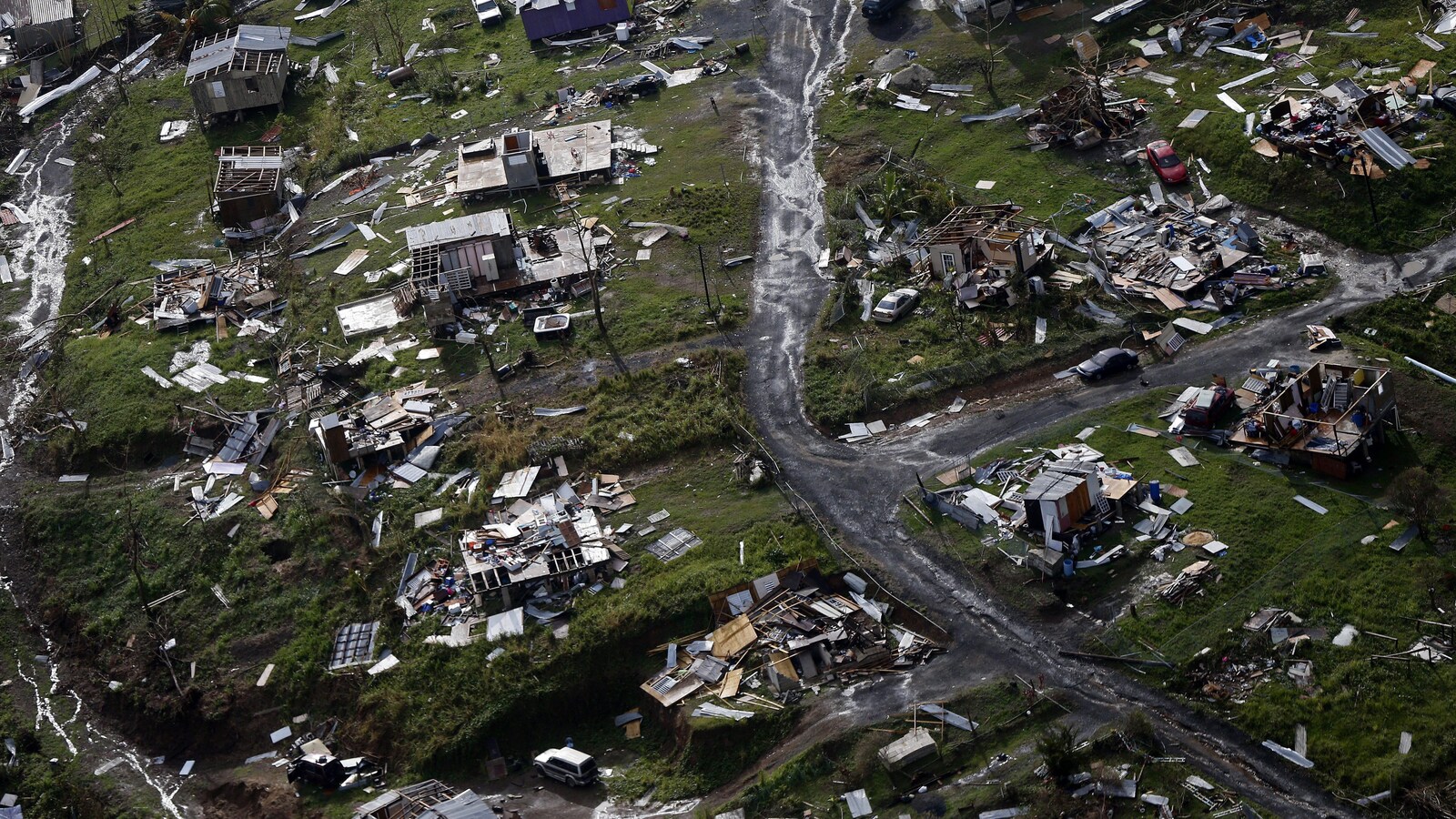 Vue aérienne de Toa Alta à Porto Rico après le passage de l’ouragan Maria. Scène de désolation, plusieurs maisons détruites.