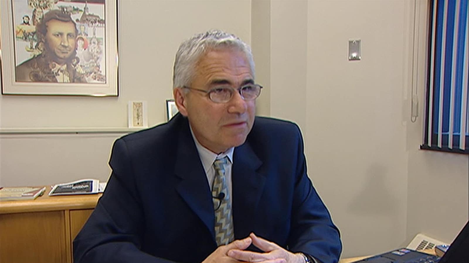 Raymond Théberge dans son bureau