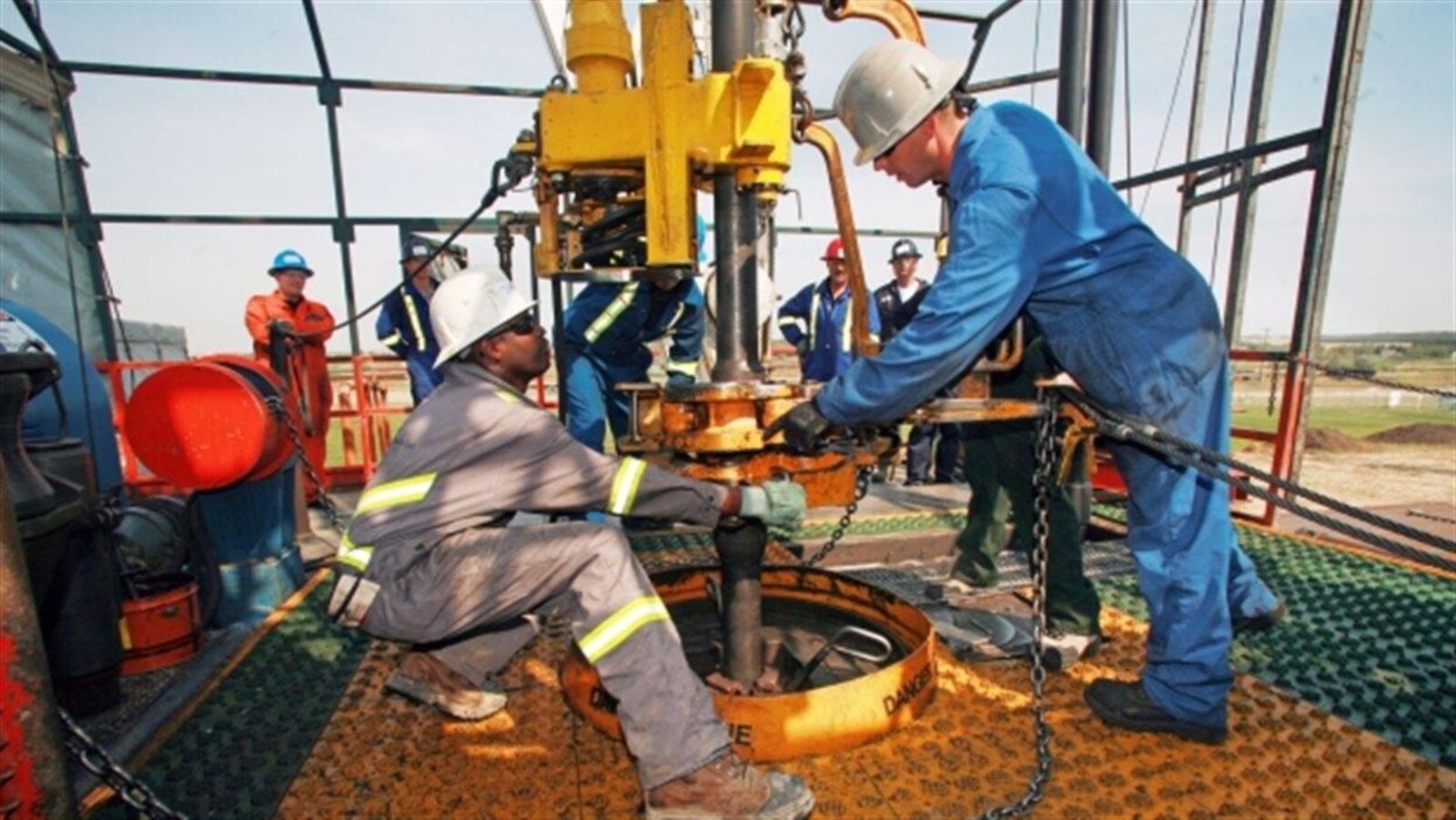 Des travailleurs sur le site d'un forage pétrolier.
