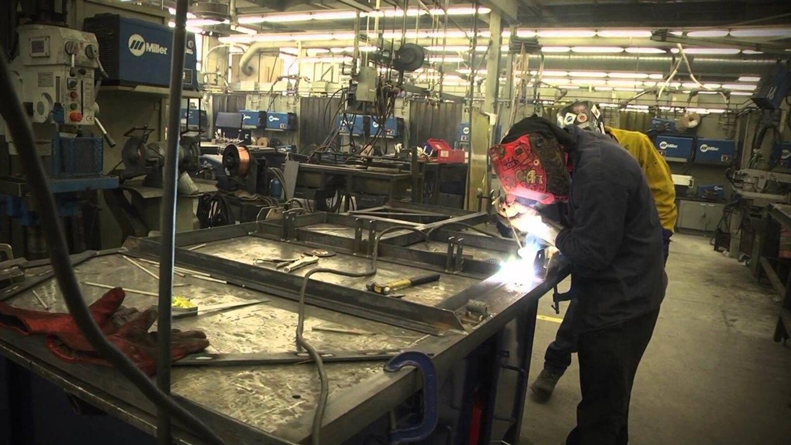 Des soudeurs dans un atelier de montage.