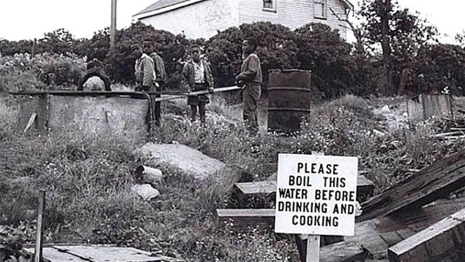 De jeunes enfants jouant dans la communauté d'Africville, en Nouvelle-Écosse.