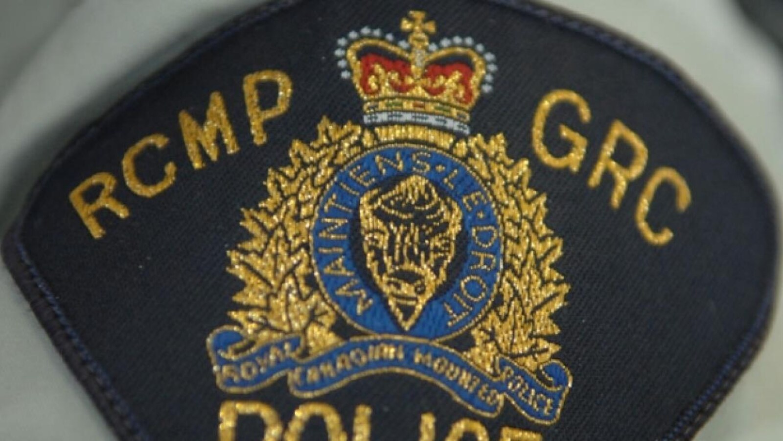 Plan rapproché du badge de la GRC cousu sur une épaule.