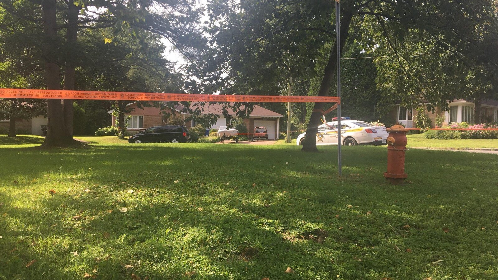 Le vélo du jeune garçon avait été retrouvé par les policiers sur l'avenue du Plateau. On voit ici le ruban des policiers et une voiture de police.