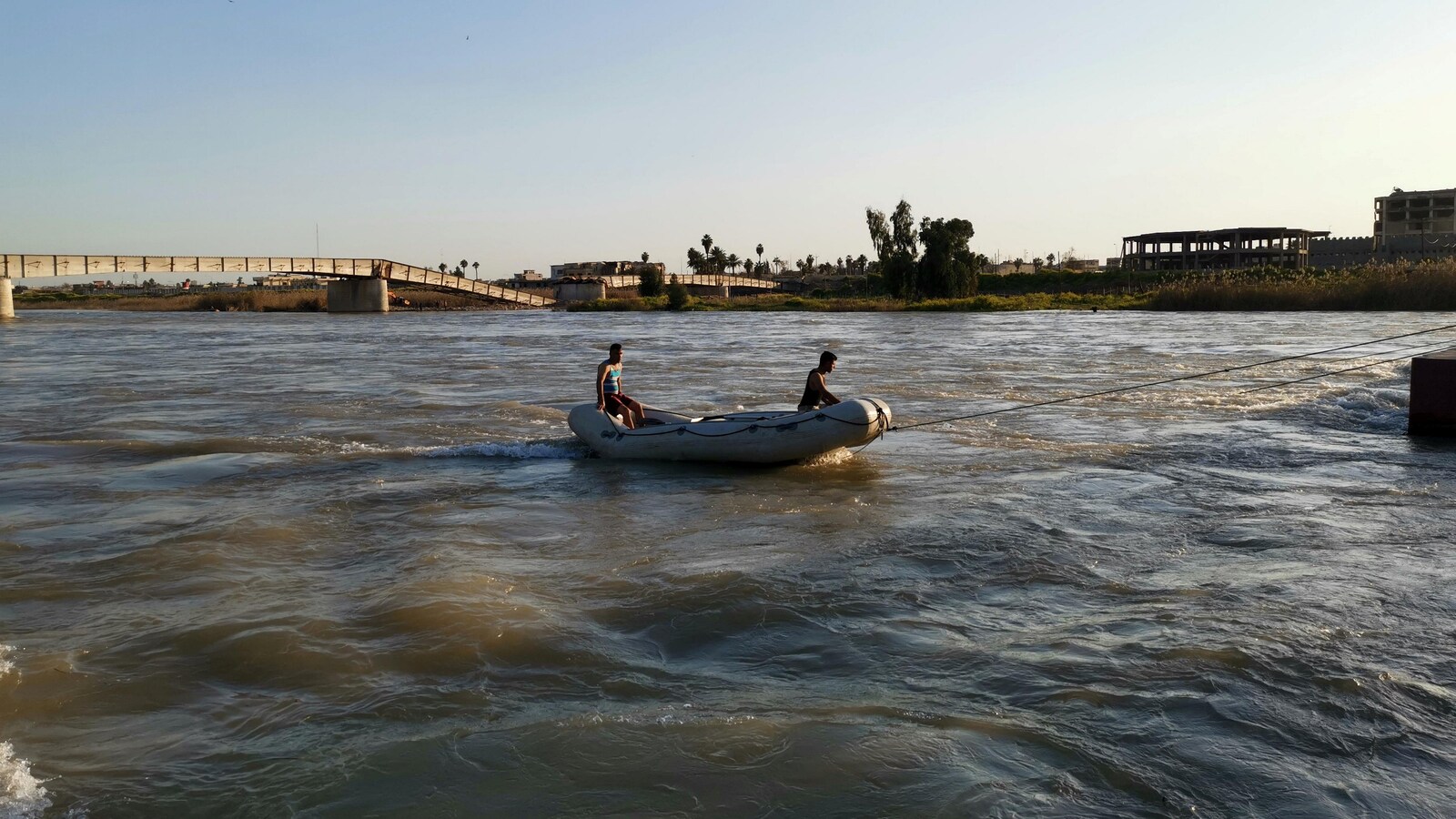 Deux secouristes sur un bateau pneumatique sur le Tigre, à Mossoul.