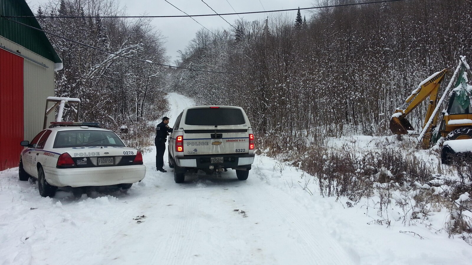 Des voitures de police sur les lieux des recherches dans un sentier de Lac-Beauport.