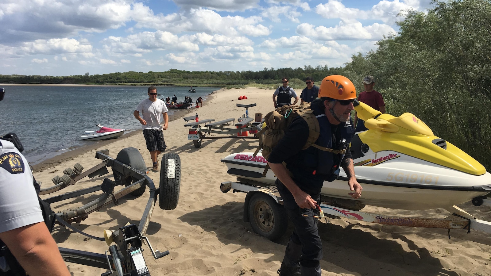 Les autorités et des bénévoles cherchent un jeune nageur disparu après avoir nagé dans la rivière Saskatchewan Sud, près de Saskatoon.