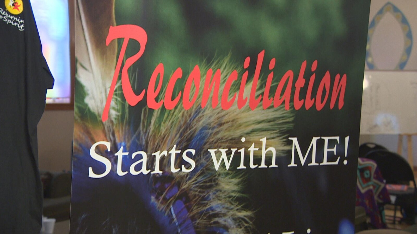 Une affiche sur laquelle on peut lire « Reconciliation starts with me ».