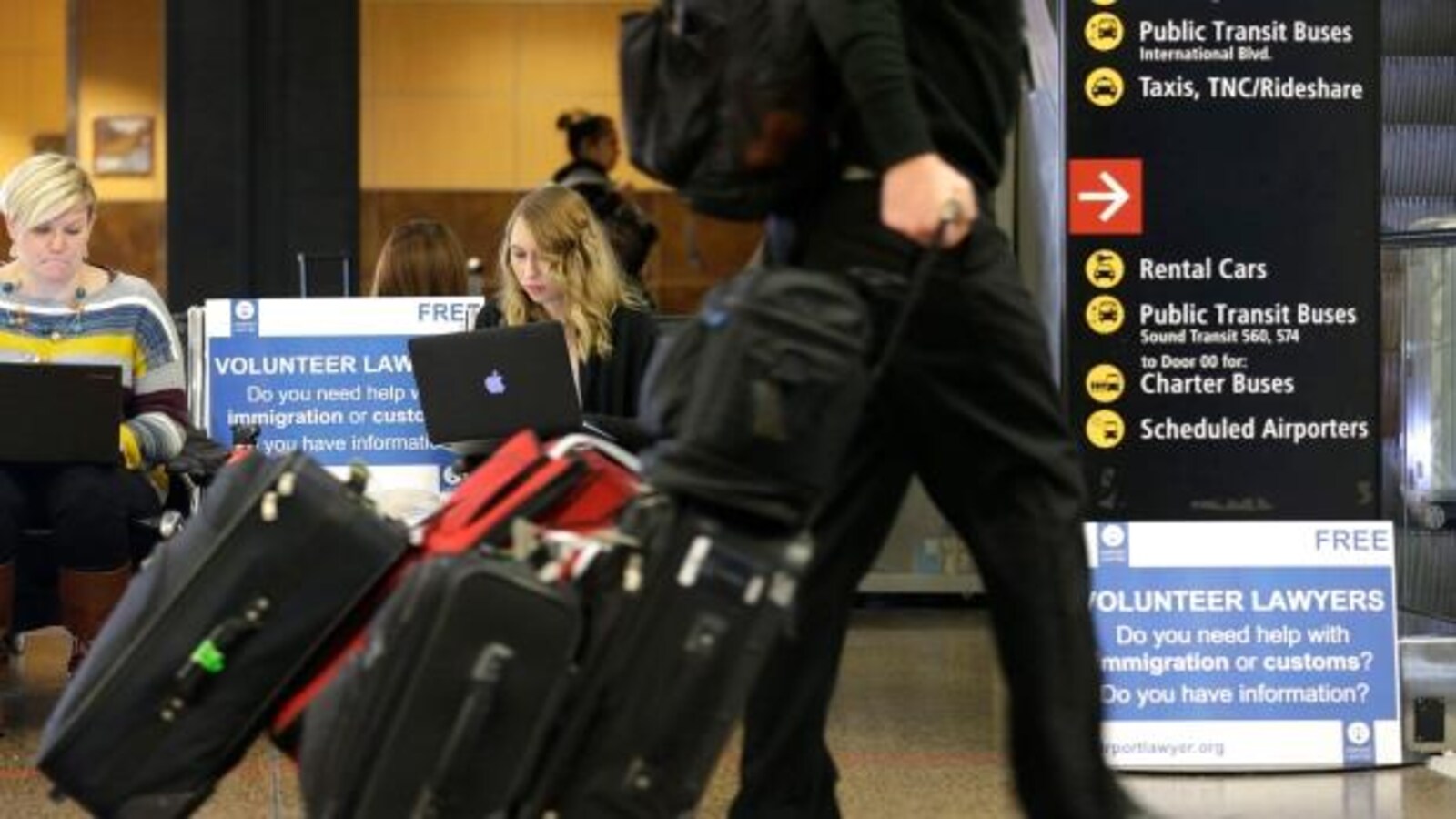 Des passagers et des bagages dans un aéroport.