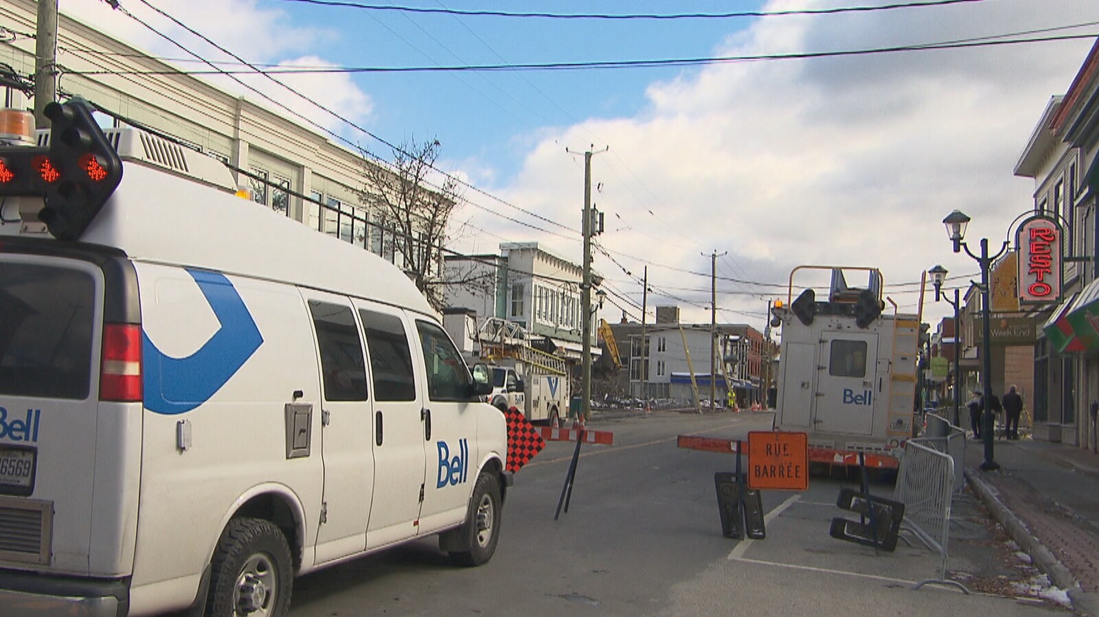 Un camion de Bell sur la rue Principale à Magog.