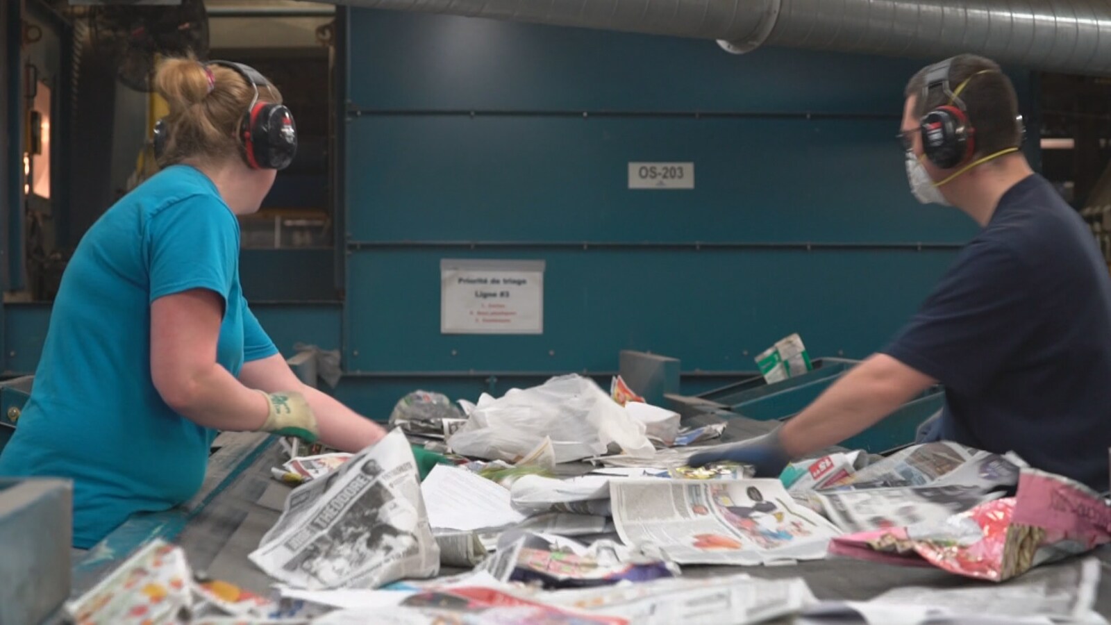 Des travailleurs dans une usine de recyclage