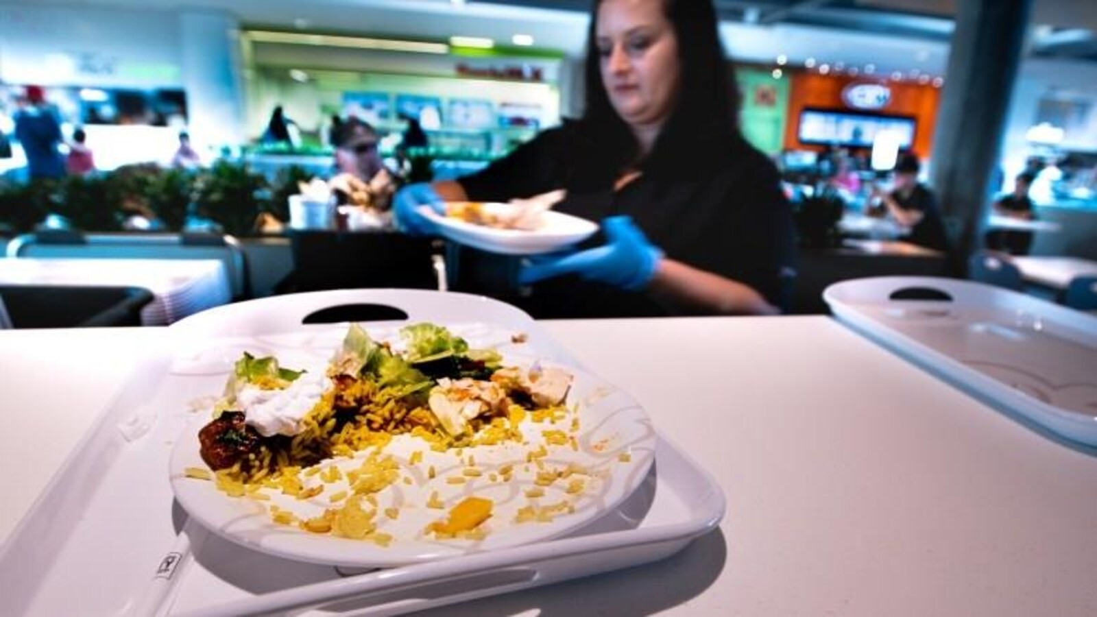Au mail Yorkdale, de Toronto, on a réduit le gaspillage alimentaire grâce à l’utilisation de vaisselle et d’ustensiles réutilisables. On lave hebdomadairement 75 000 assiettes et 53 000 ustensiles.