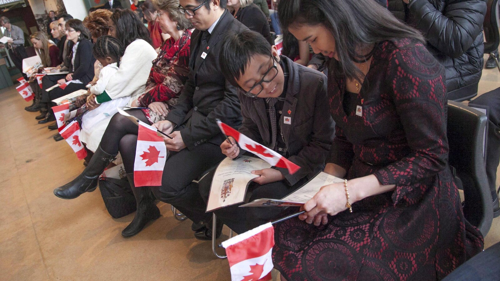 Une famille obtient la citoyenneté canadienne lors d'une cérémonie officielle.