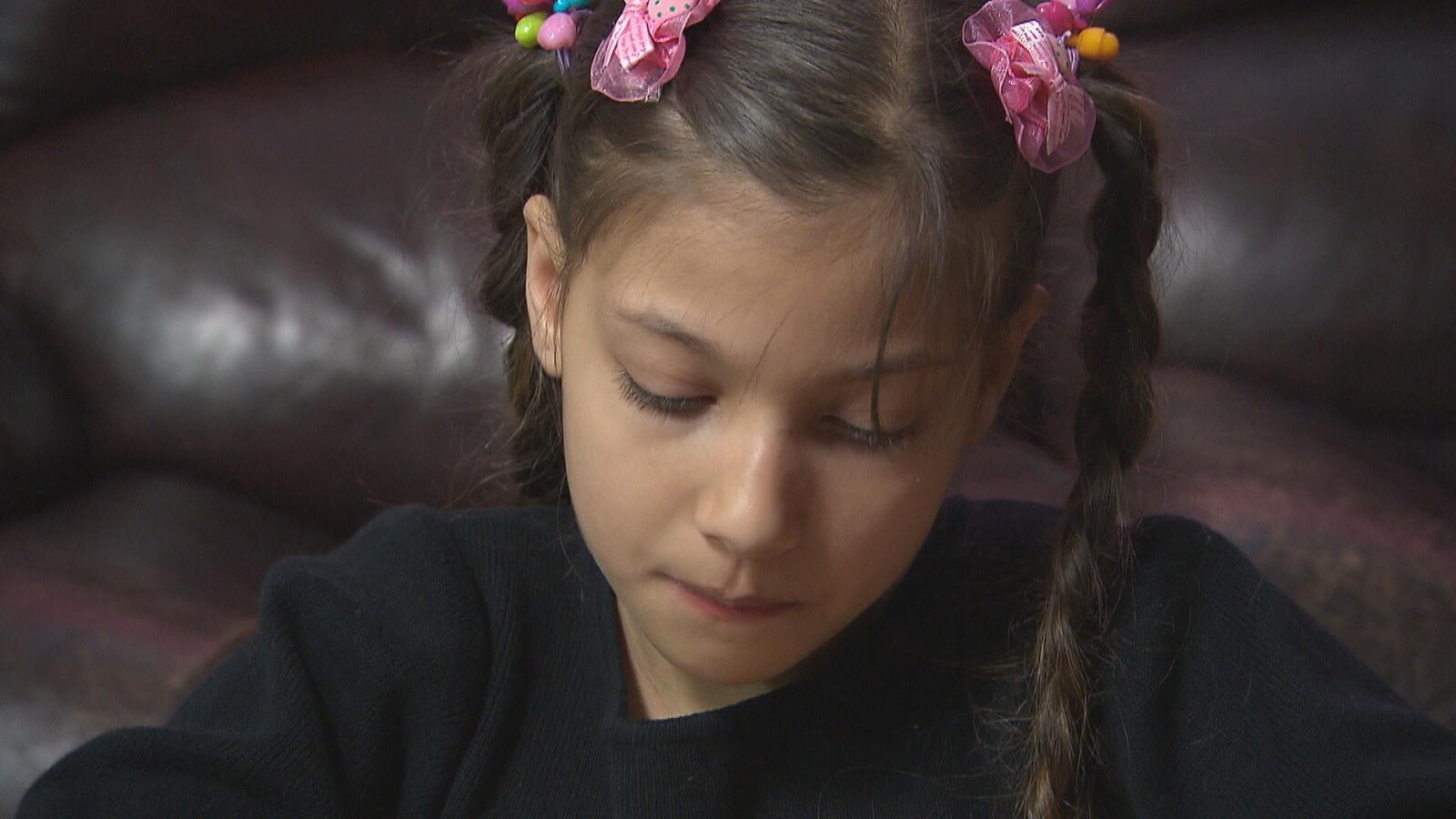 Une jeune Syrienne en train de dessiner
