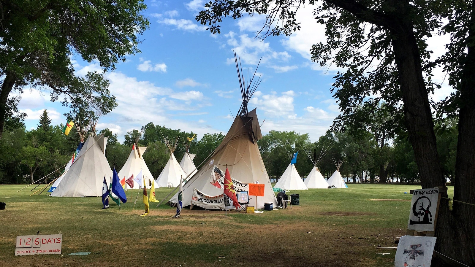 Les tipis du camp érigé par des manifestants autochtones devant l'Assemblée nationale de la Saskatchewan, à Regina.