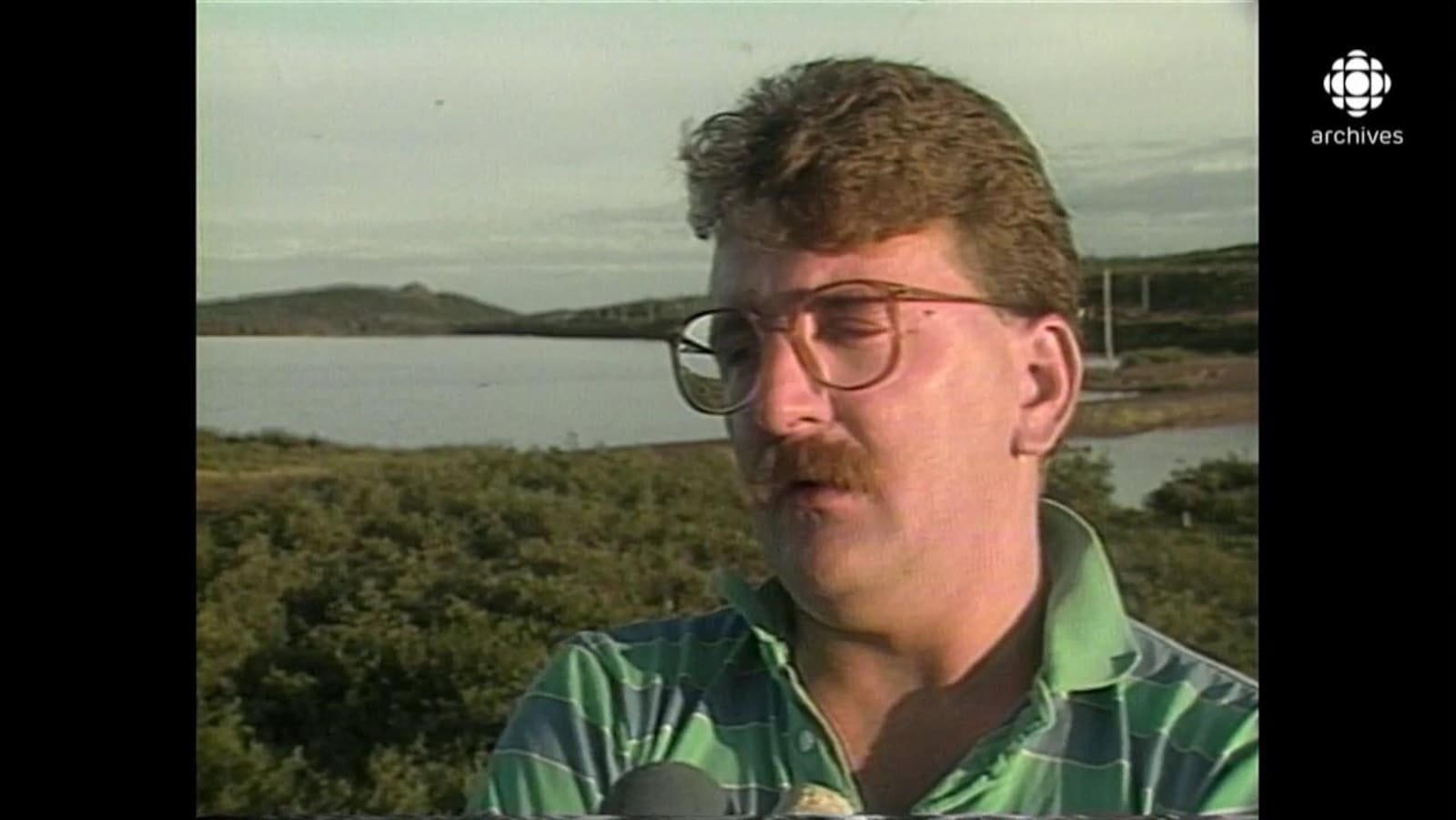 Régis Labeame, sur un terrain vague près d'un lac, dans la région de Schefferville