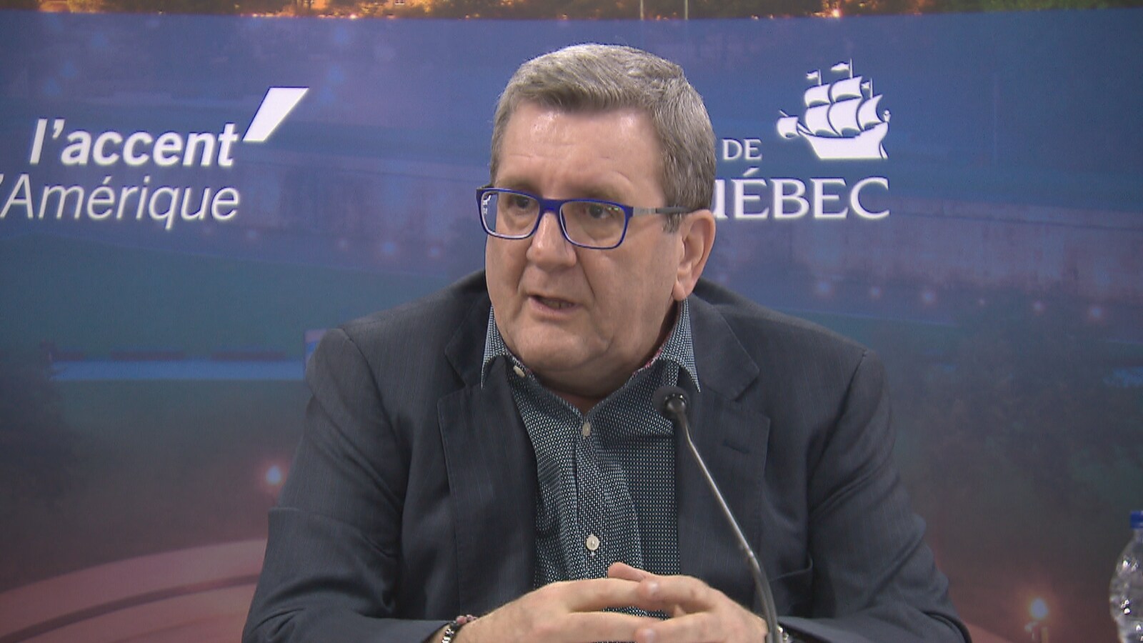Régis Labeaume répond aux questions des journalistes lors d'une conférence de presse.