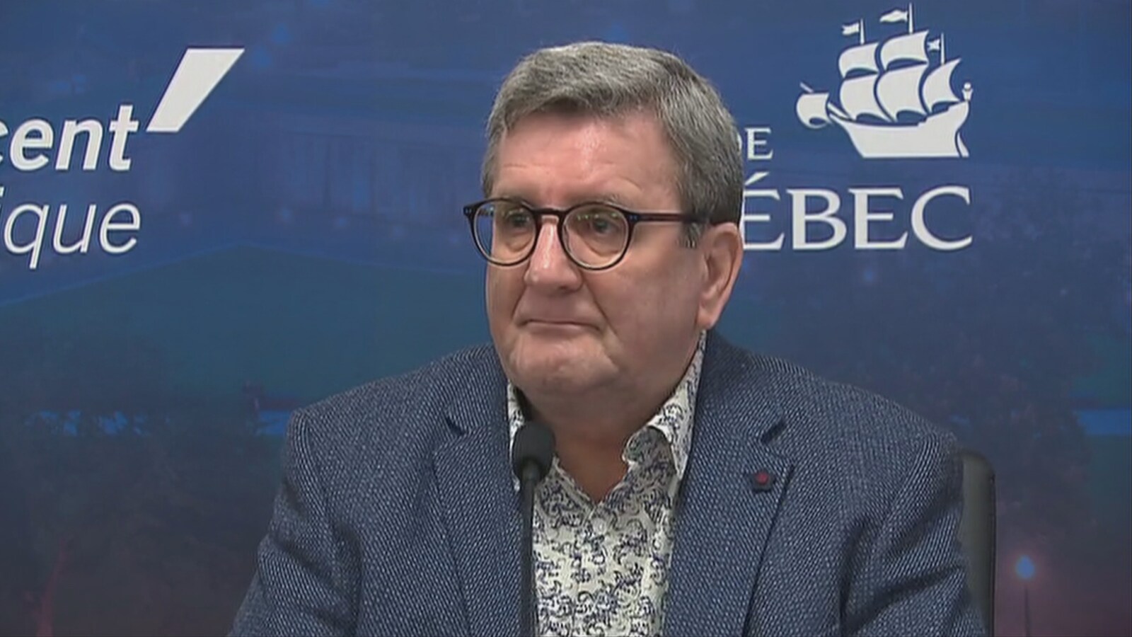 Régis Labeaume répond aux questions des journalistes lors d'une conférence de presse à l'hôtel de ville de Québec.