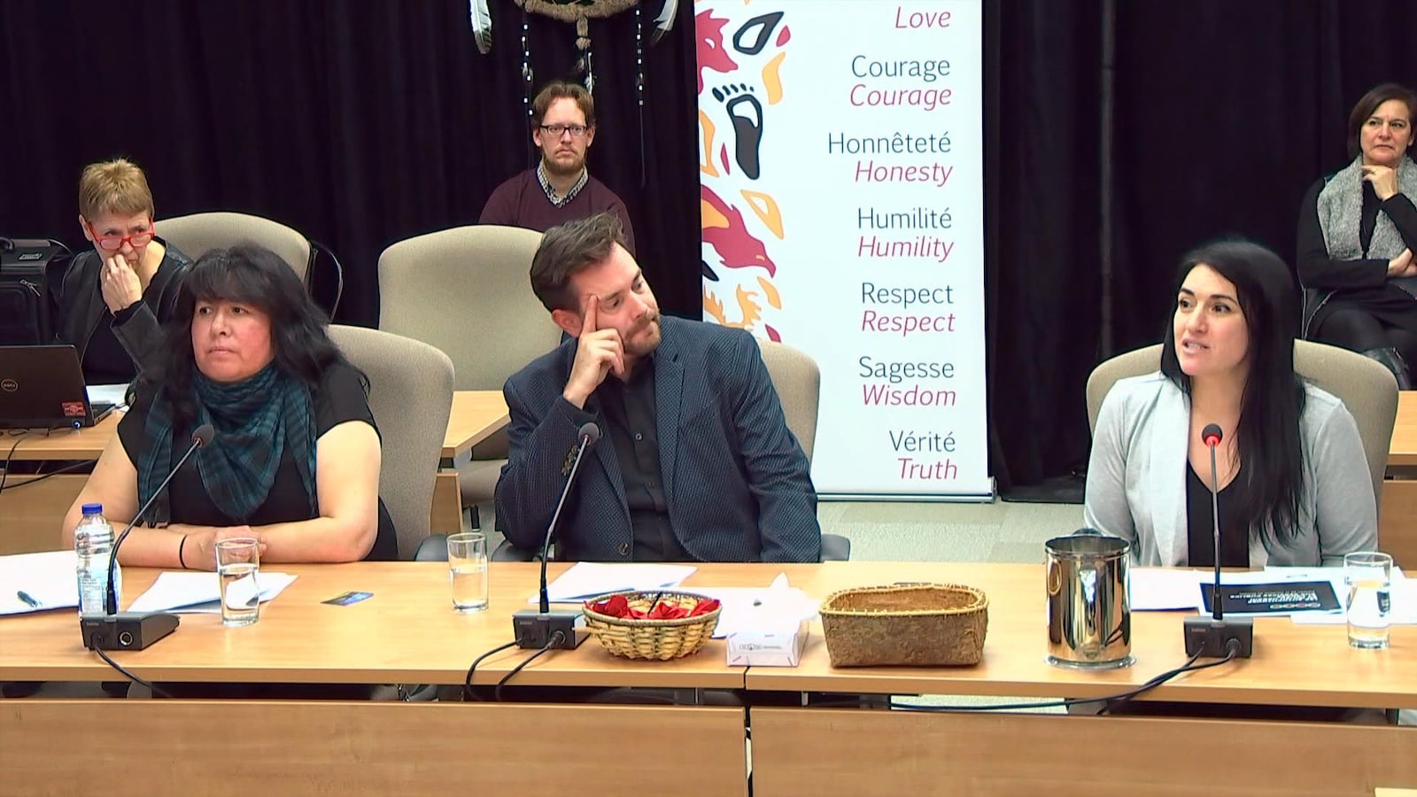 Deux femmes et un homme témoignent lors d'une commission d'enquête.