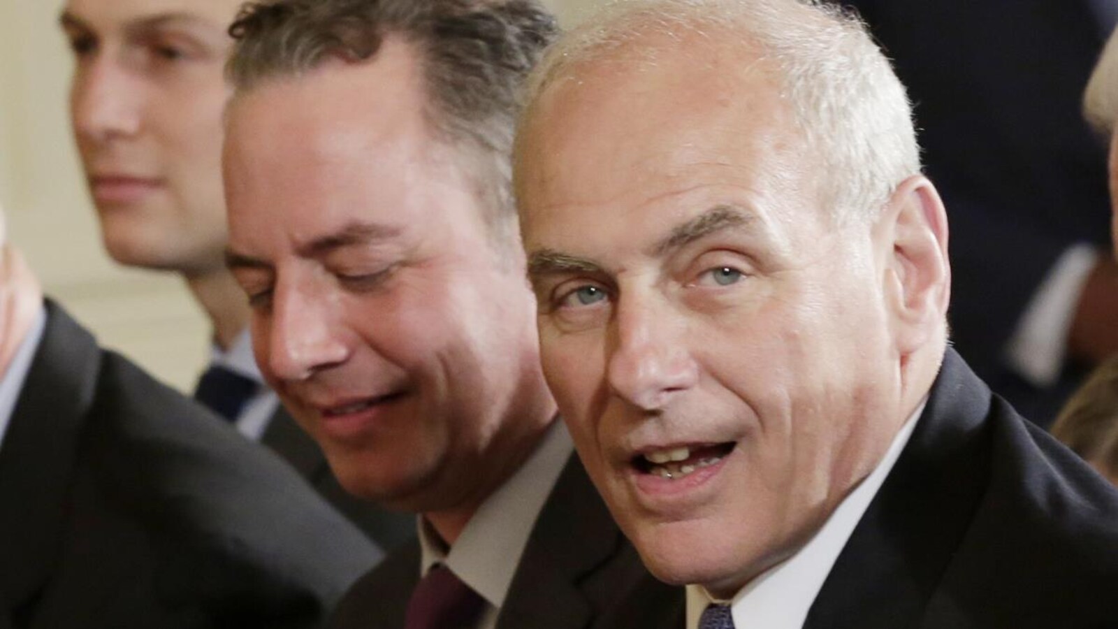 Reince Priebus et John Kelly, les chefs de cabinet sortant et entrant, devant Jared Kushner, gendre et conseiller de Donald Trump