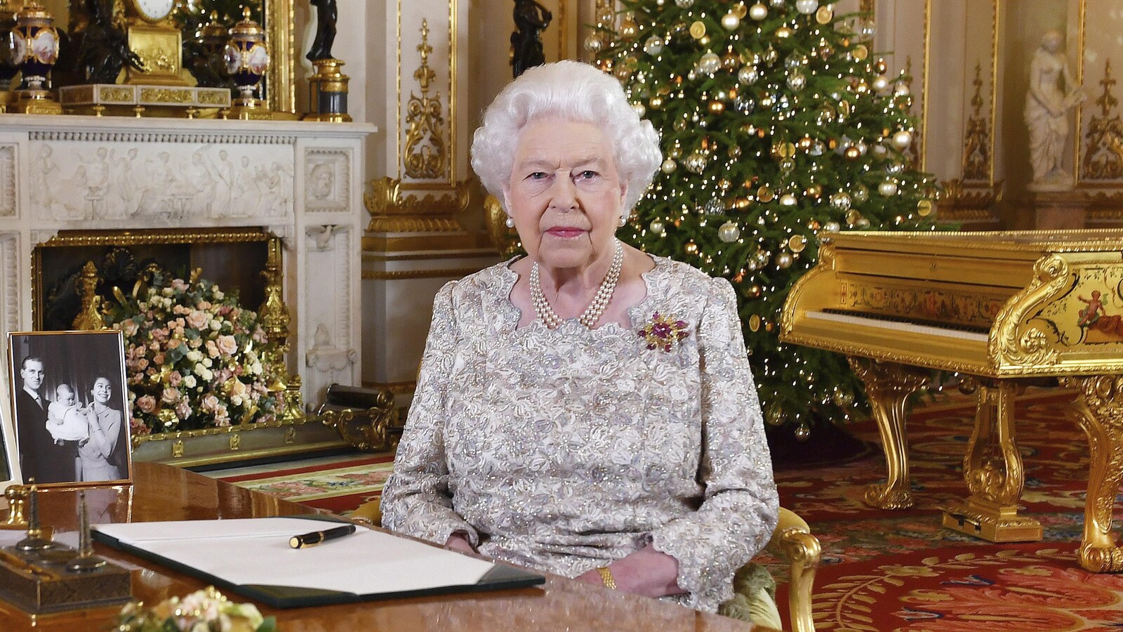 La reine Élisabeth II prend la pose après avoir enregistré ses annuels vœux de Noël à Buckingham Palace.