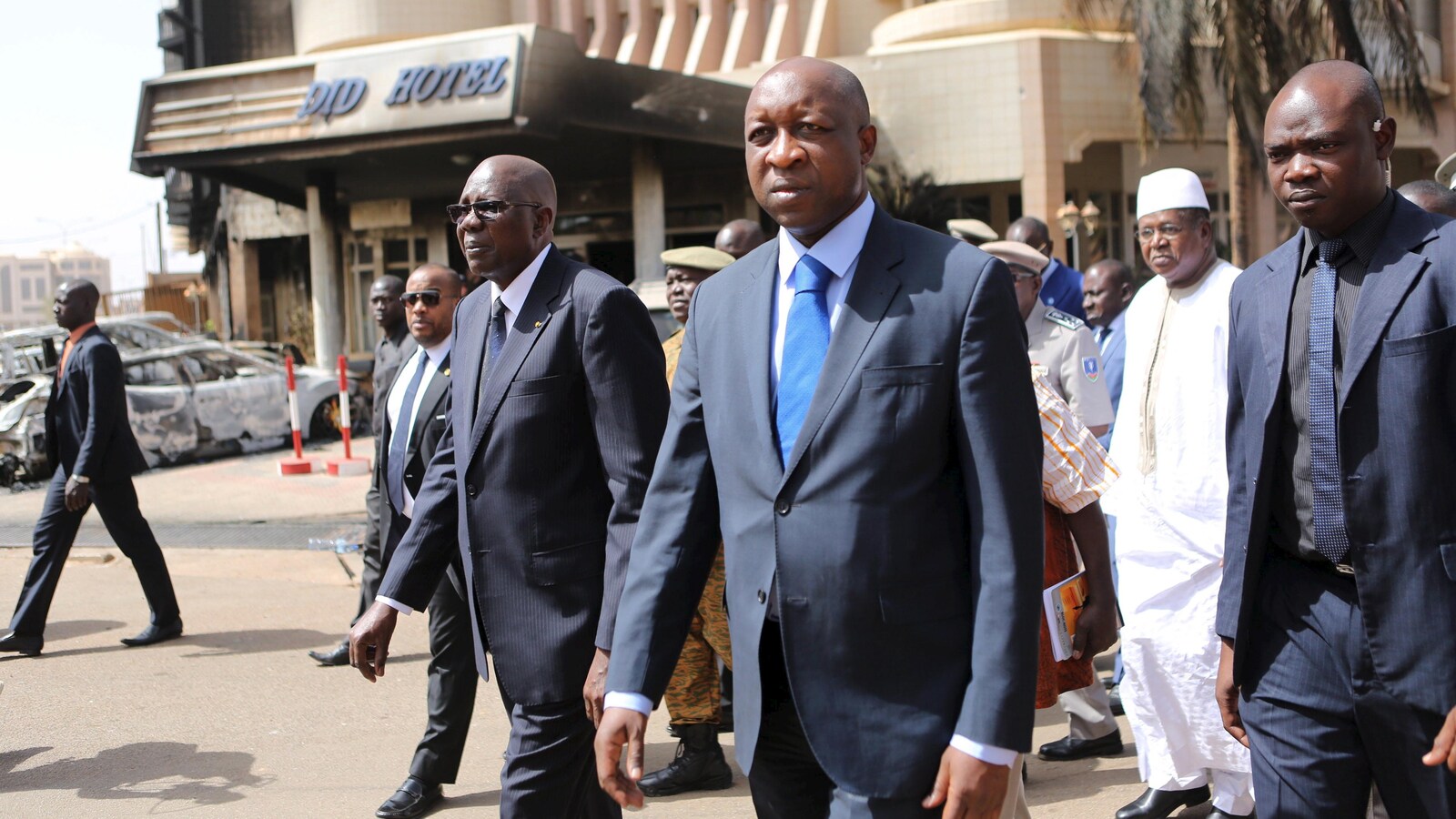 Le premier ministre du Burkina Faso Paul Kaba Thiéba avec son homologue du Mali Modibo Keita devant un hôtel
