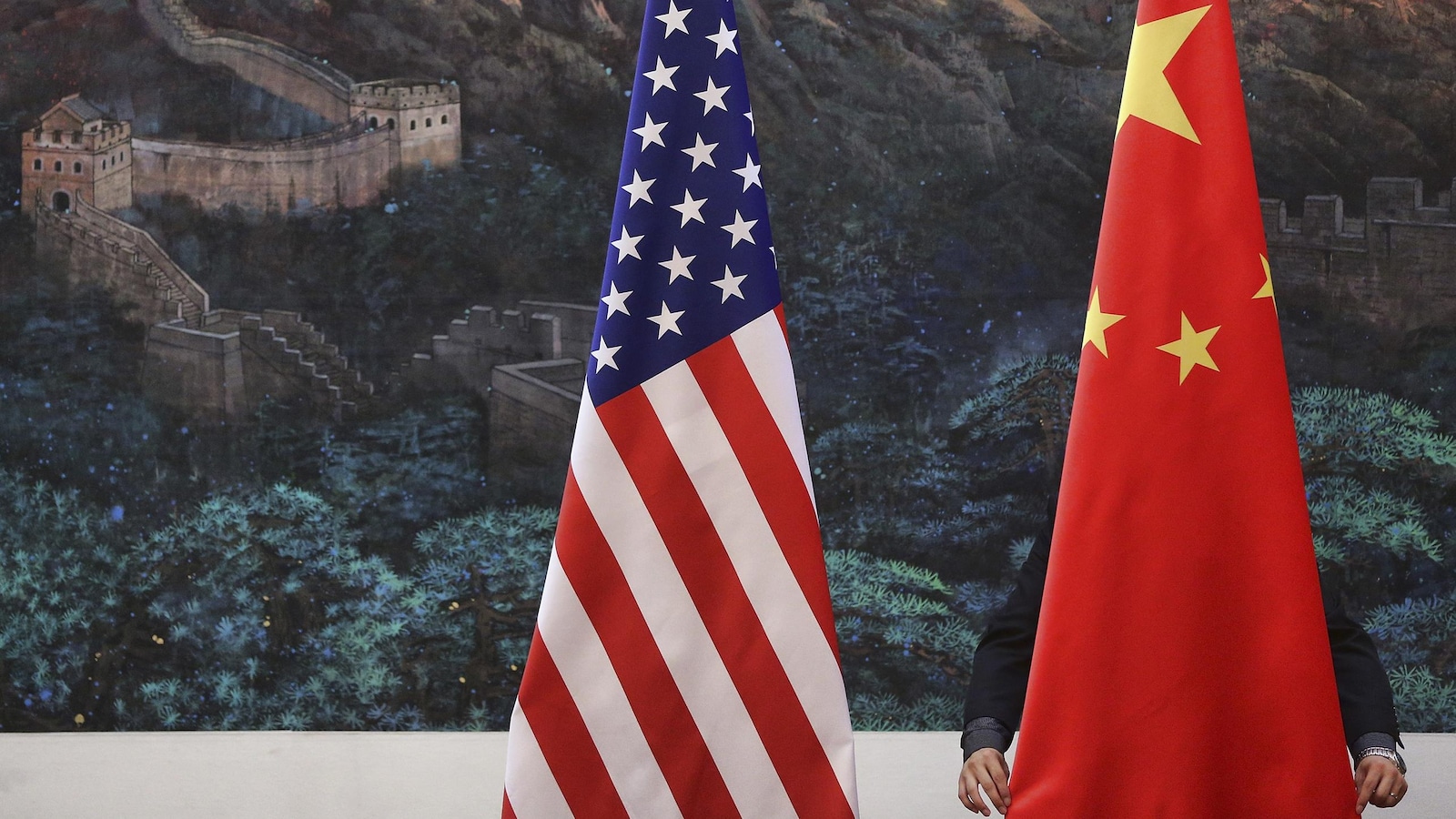 Les drapeaux des États-Unis (à gauche) et de la Chine (à droite) flottent aux abords de la Grande muraille.