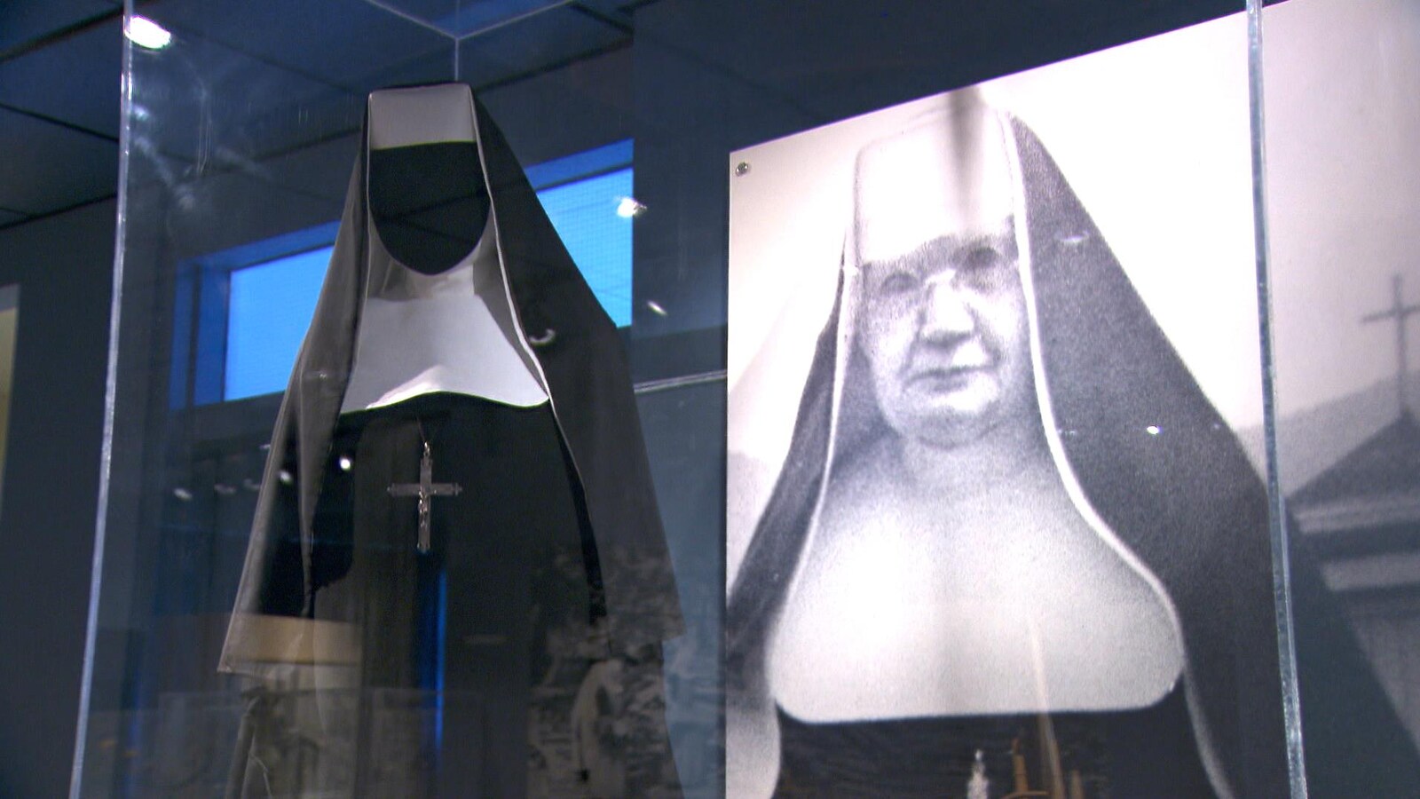 Photo de Marie-Anne Ouellet et de son habit religieux.