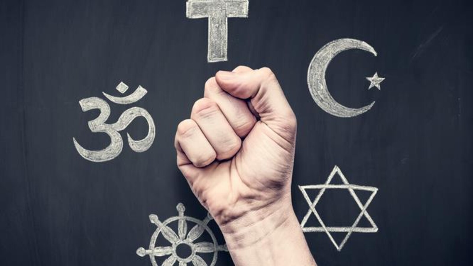 Un poing devant des signes de diverses religions