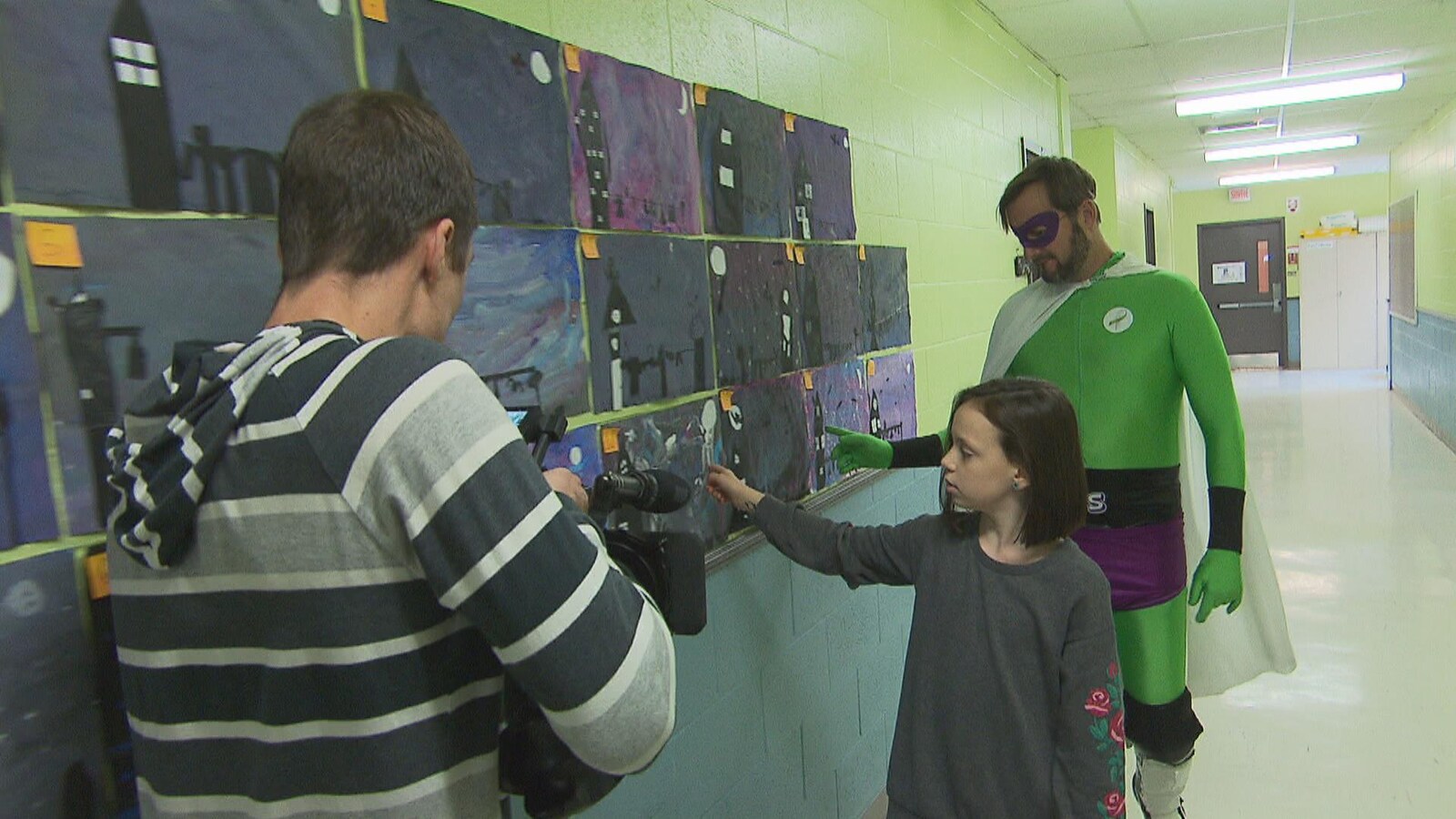 Rémi-Pierre Paquin et une élève qui se font filmer à l'École Dominique-Savio