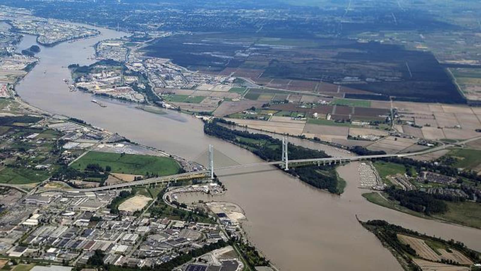 Dessin réaliste d'un pont suspendu au-dessus du fleuve Fraser.