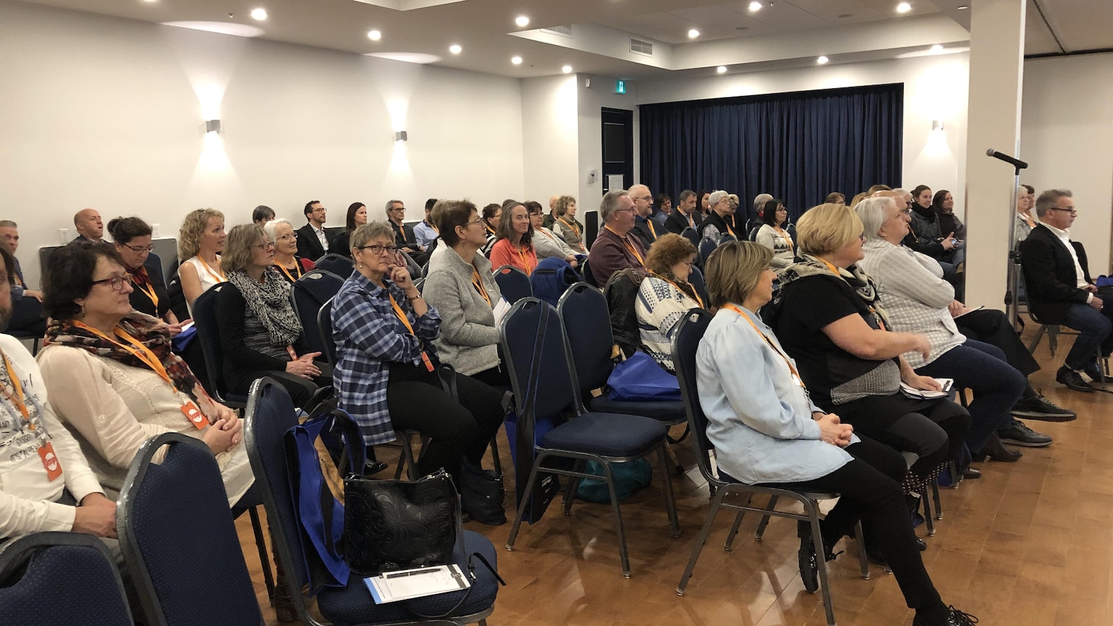 70 personnes écoutent une conférence.