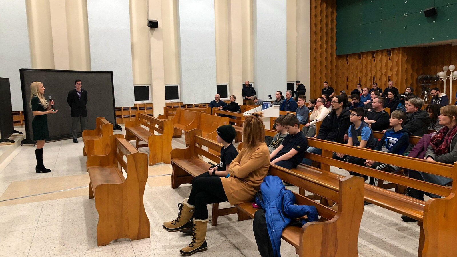 Des parents et enfants dans une salle