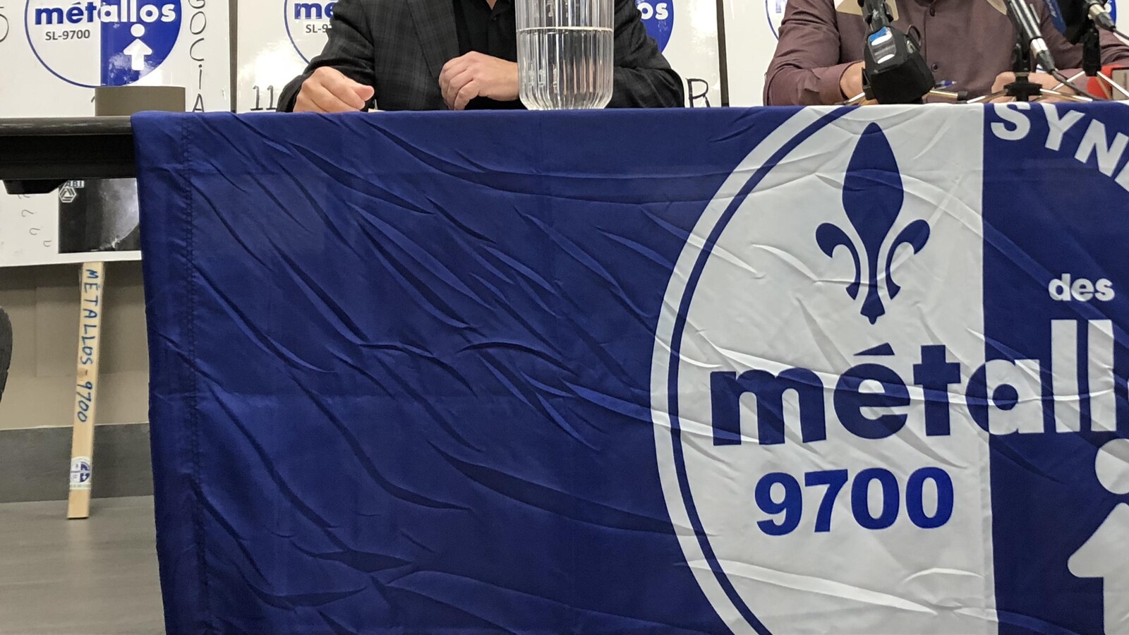 Une table avec un drapeau des Métallos.
