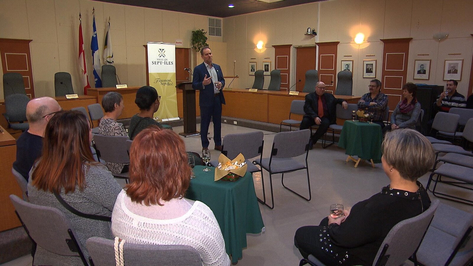 Le maire de Sept-Îles s'adresse aux personnes assises devant lui.