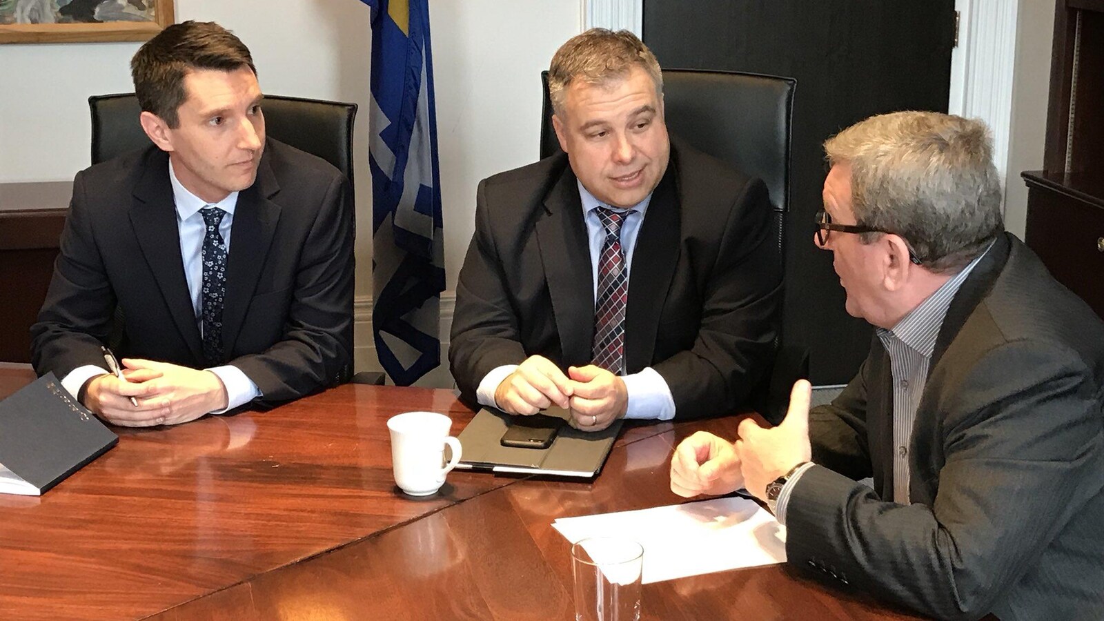 Le ministre des Transports, André Fortin, le ministre responsable de la région de Québec, Sébastien Proulx, et le maire de Québec, Régis Labeaume, discutent lors de leur première rencontre sur un projet de transport en commun pour la capitale.
