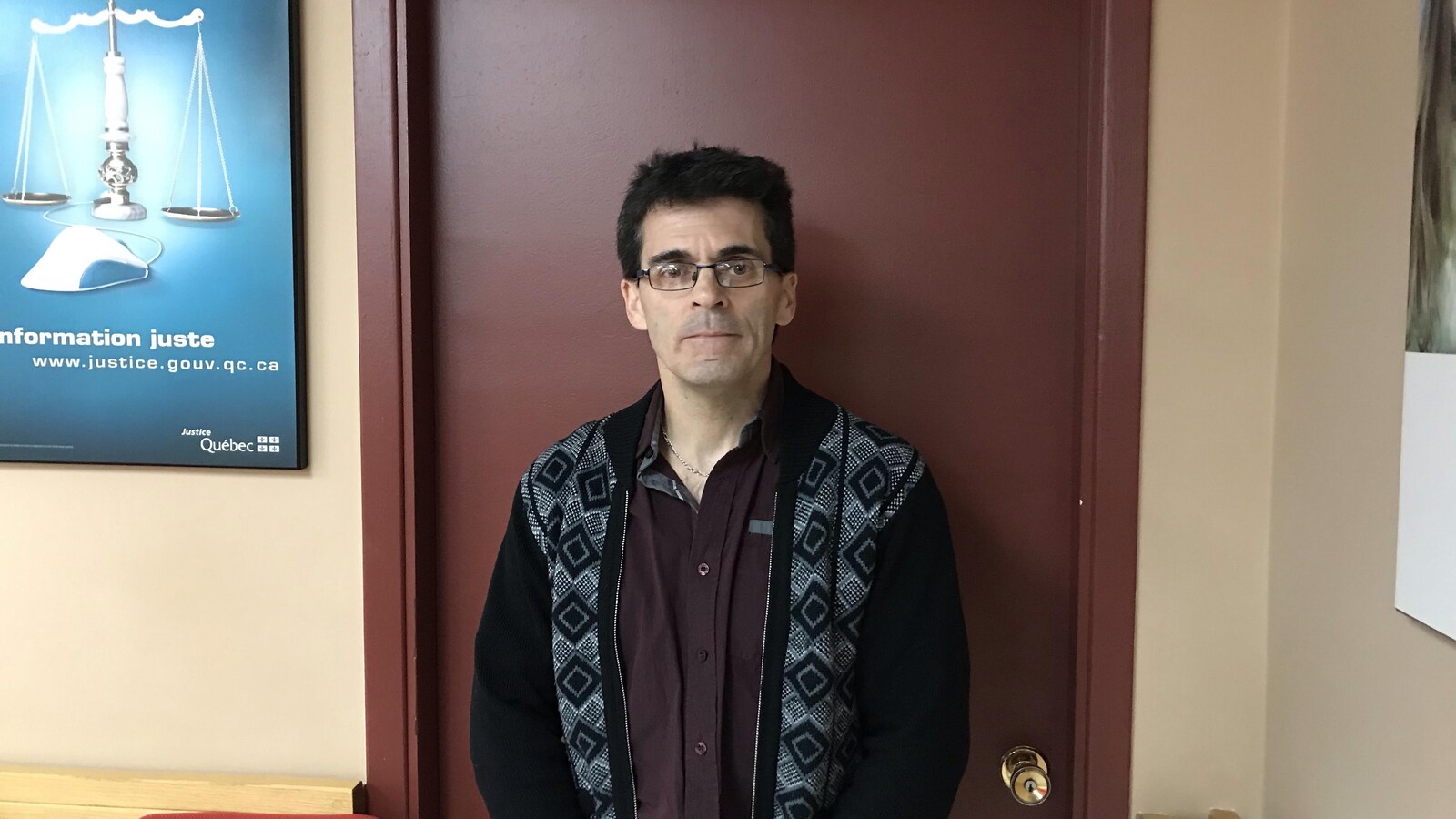 René Bellemare regarde la caméra dans le palais de justice de La Sarre.
