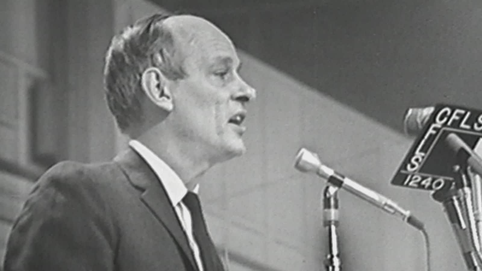 René Lévesque devant un micro
