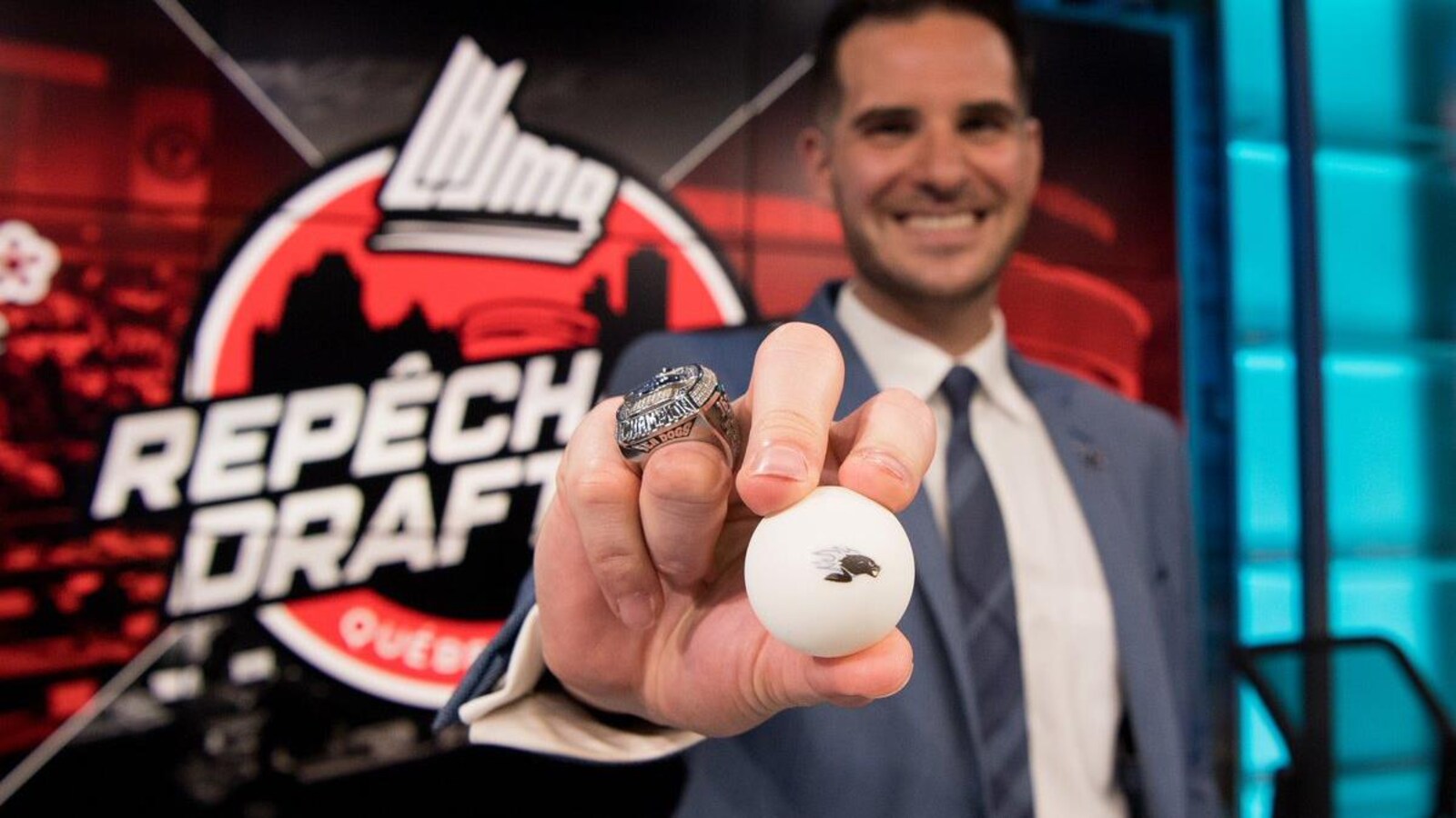 Trevor Georgie, le président et directeur général des Sea Dogs de Saint-Jean, exhibe la boule qui a permis à son club de décrocher le premier choix du repêchage 2019 lors de la loterie du 18 avril 2019 à Montréal.